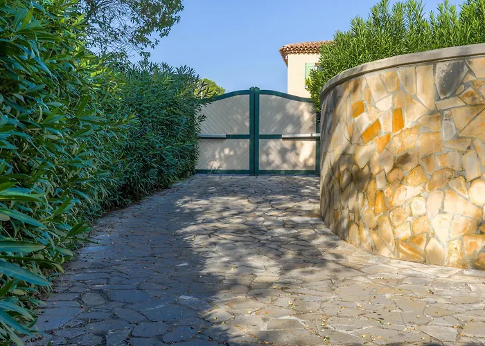 Villa Rez De Jardin Dans *